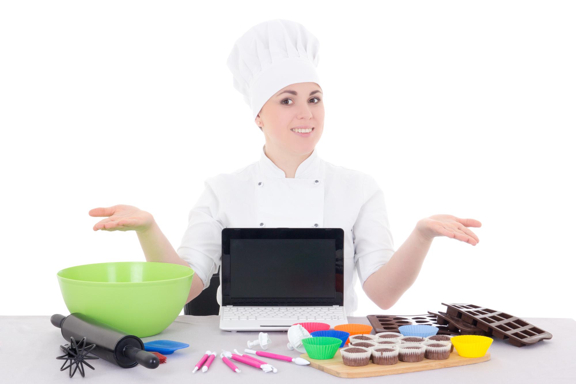 Chef che spiega una ricetta durante una lezione