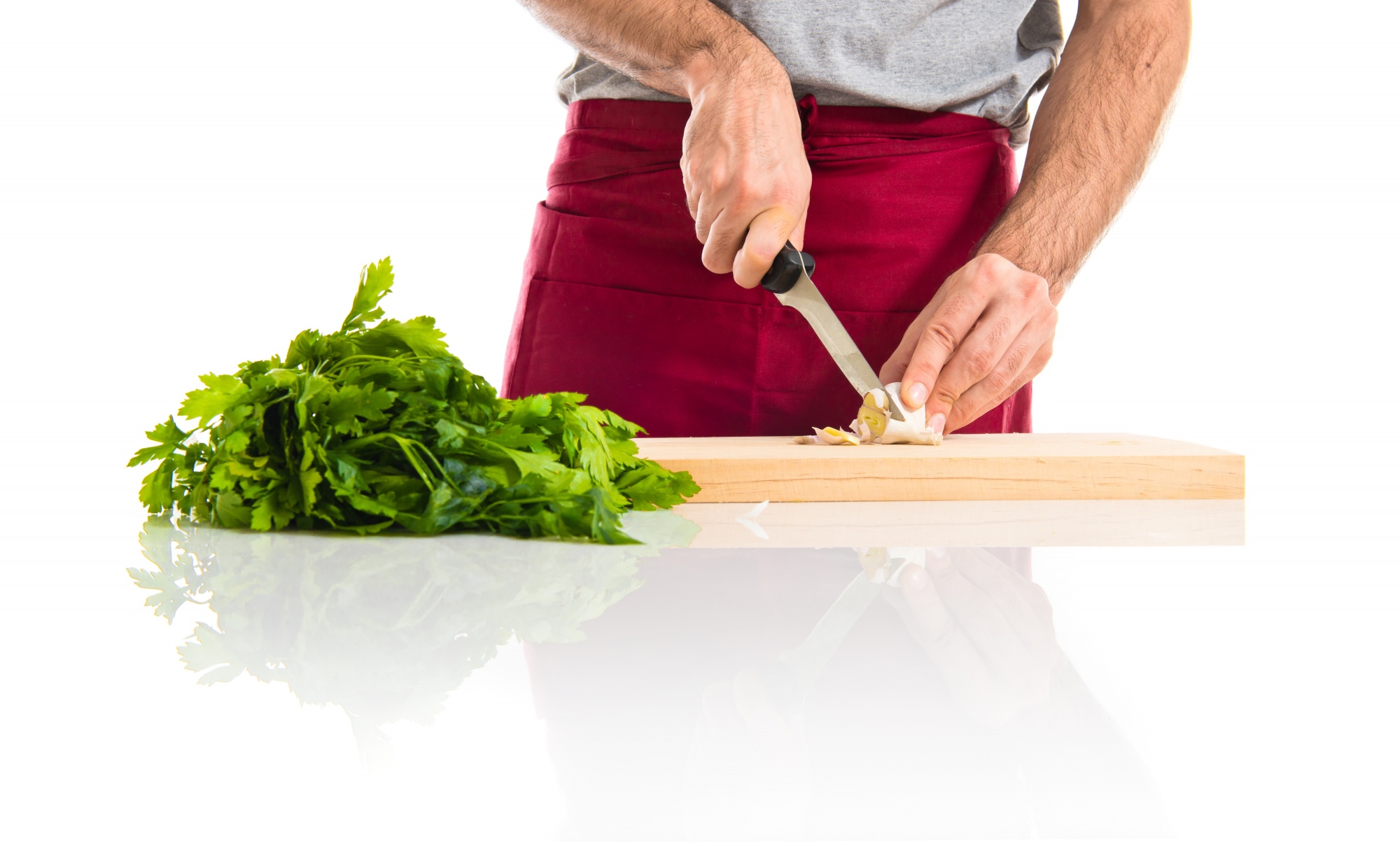 Chef che affetta verdure su tavola di legno